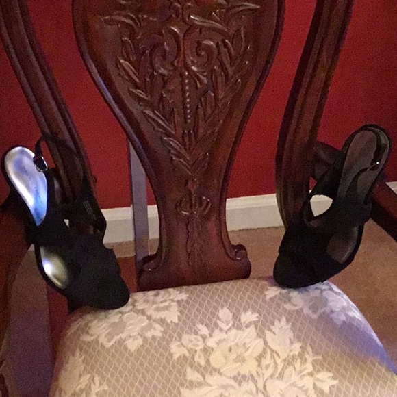 Black shoe - Picture 2 of 4